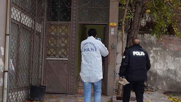 Silahı temizlerken ateş aldı