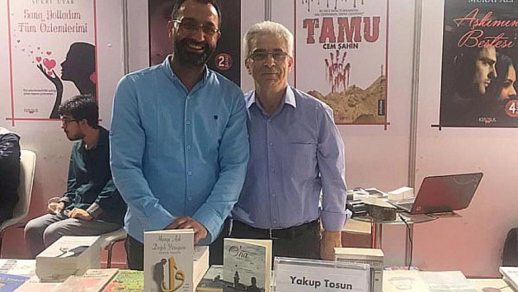 Tosun kitaplarını imzaladı