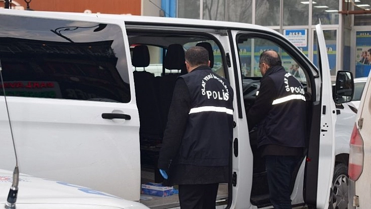 Babasıyla yaşayan kadını bıçakladı