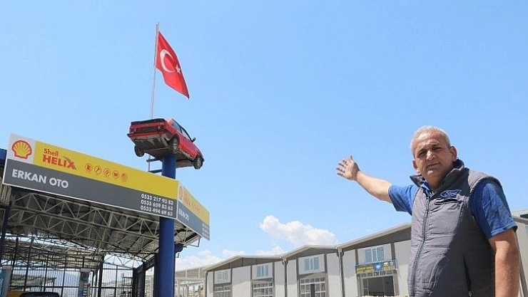 Gören bir daha bakıyor