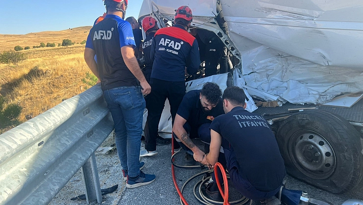 İki araç çarpıştı 3 ağır yaralı