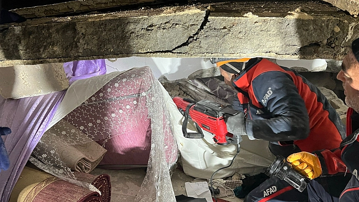 2 katlı ev çöktü 2 ölü, 8 yaralı