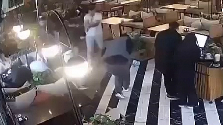 2 kişinin yaralandığı silahlı saldırı kamerada