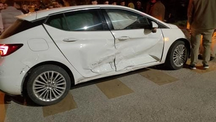 2 otomobil çarpıştı: 2 yaralı