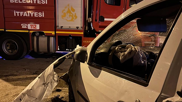 2 otomobil çarpıştı: 4 yaralı