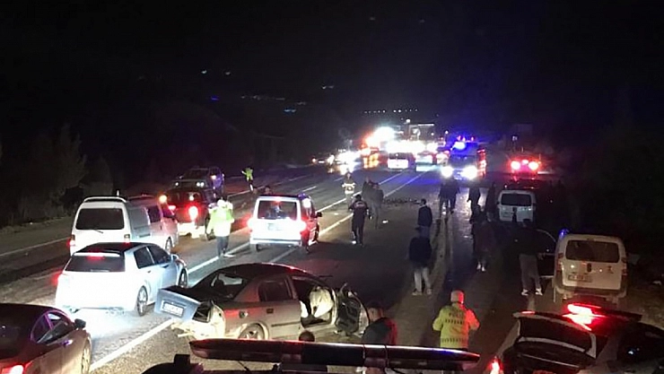 2 otomobil çarpıştı 6 yaralı