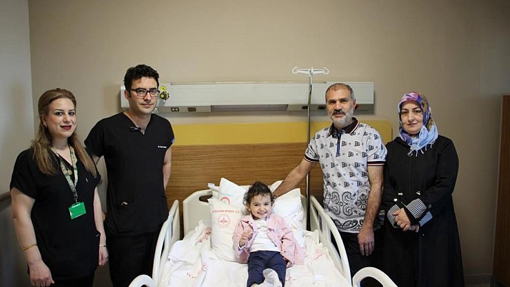 2 Yaşındaki Zeynep'e böbrek taşı ameliyatı yapıldı