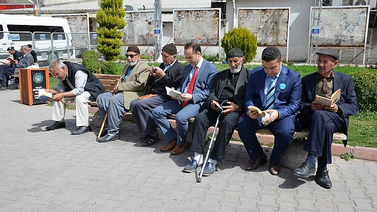 Meydanda kitap okudular