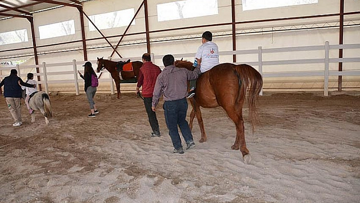 Otizmli çocuklar at bindi