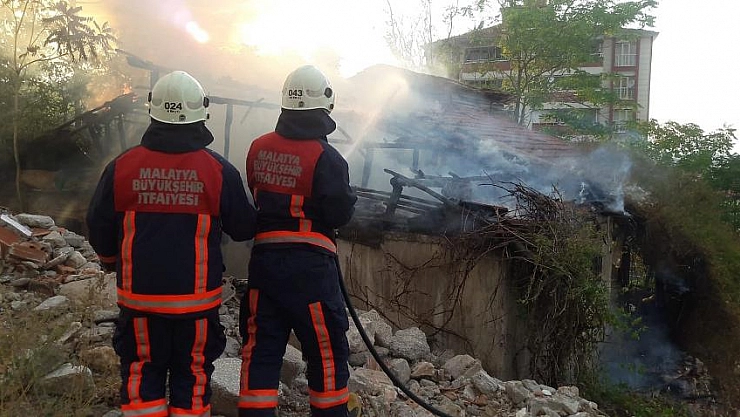 Tek katlı evde yangın çıktı