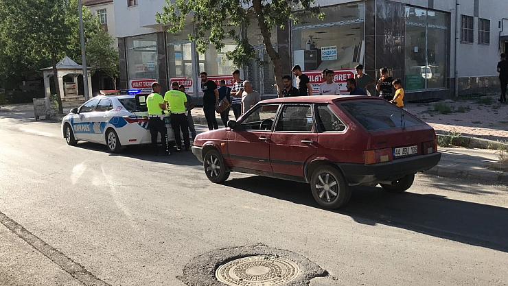 3 çocuğa otomobil çarptı