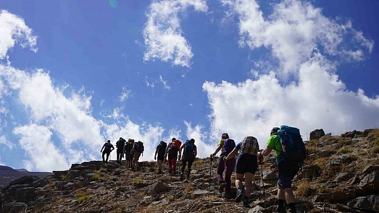 34 dağcı Yüksekova Sat Gölleri'nde doğa yürüyüşü gerçekleştirdi