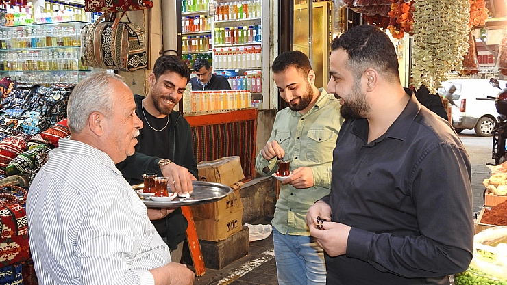 35 yıldır bir metrekarelik dükkanda kaynıyor