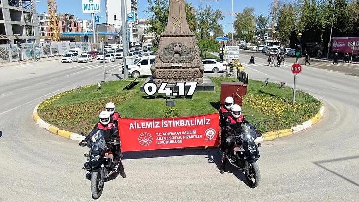 4.17 yazısının bulunduğu alanda polisler pankart açtı