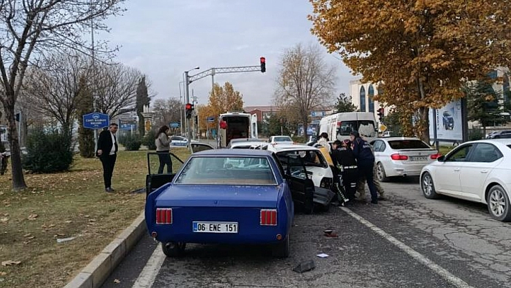 4 araçlı zincirleme kaza: 1 yaralı