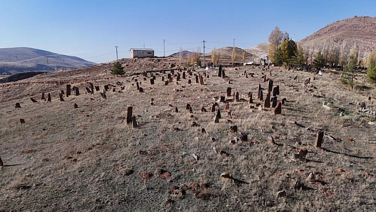 4 asırlık mezarlık devasa taşlarıyla dikkat çekiyor