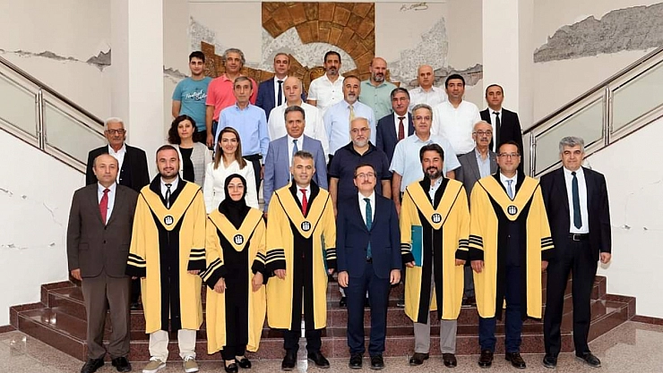 5 akademisyen cübbe giydi