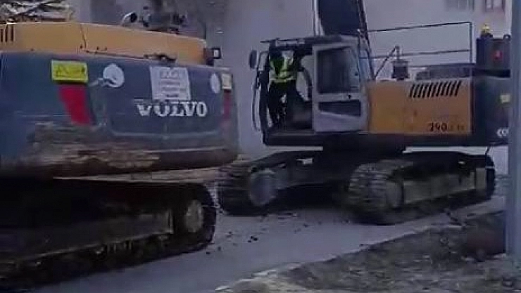 5 katlı bina tek dokunuşla yıkıldı,