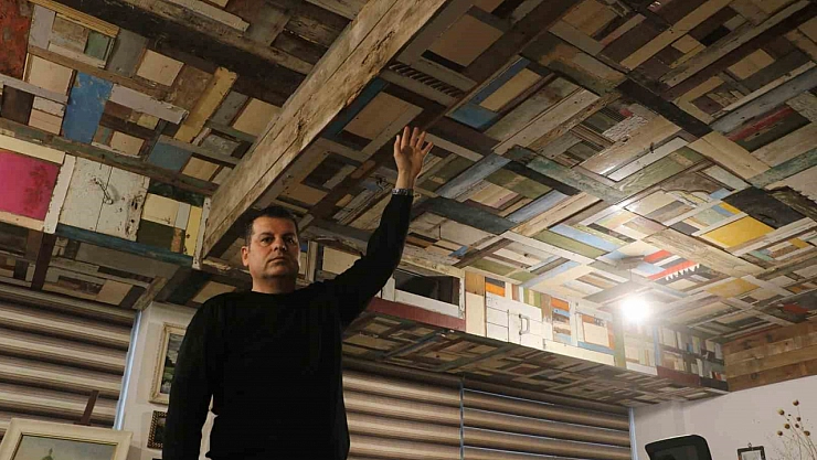 Enkazdan toplayıp, sanat eserine dönüştürdü