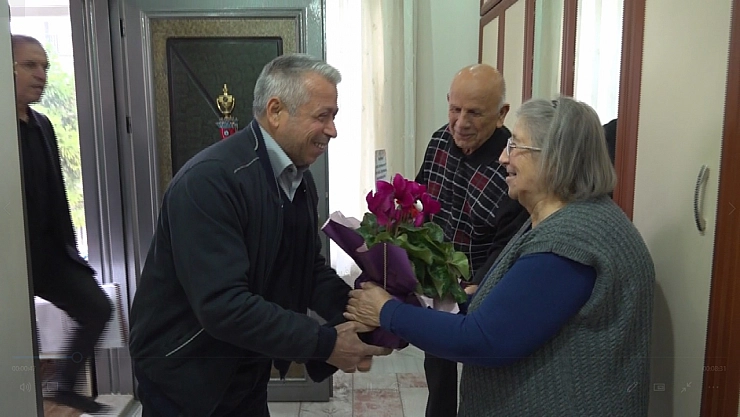 Zamanı tersine çeviren ziyaret: Öğrencilerinden 51 yıl sonra gelen sürpriz ziyaret