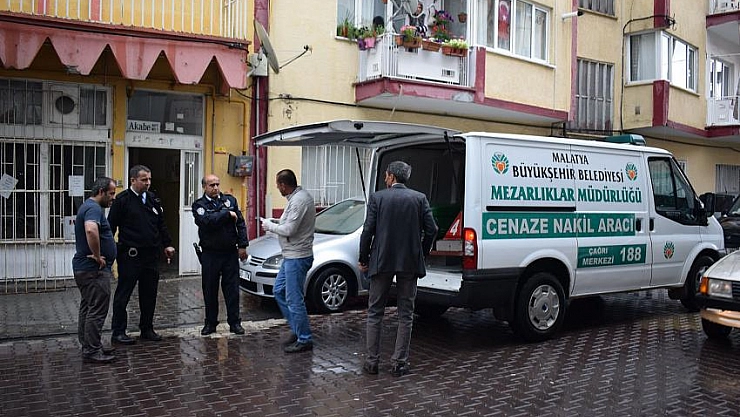 Evinde ölü bulundu 