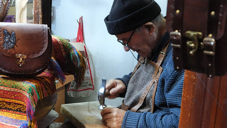 66 yıldır teknolojiye direnerek çanta yapıyor