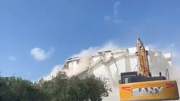 7 katlı bina yerle bir oldu