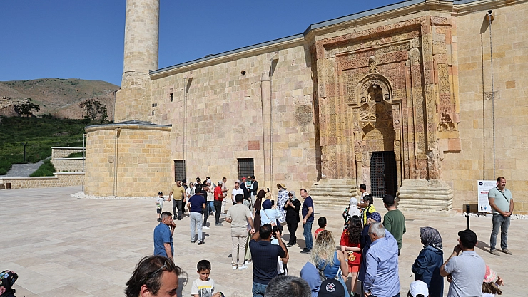 8 Asırlık Camide Esrarengiz Gölgeler: Ziyaretçiler akıyor