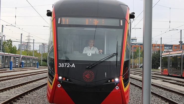 80 tonluk tramvaya kadın eli değdi