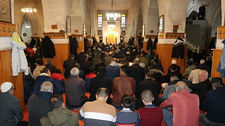 832 yıllık camide bayram namazı kılındı