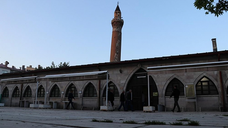 832 yıllık camide bayramı namazı kılındı