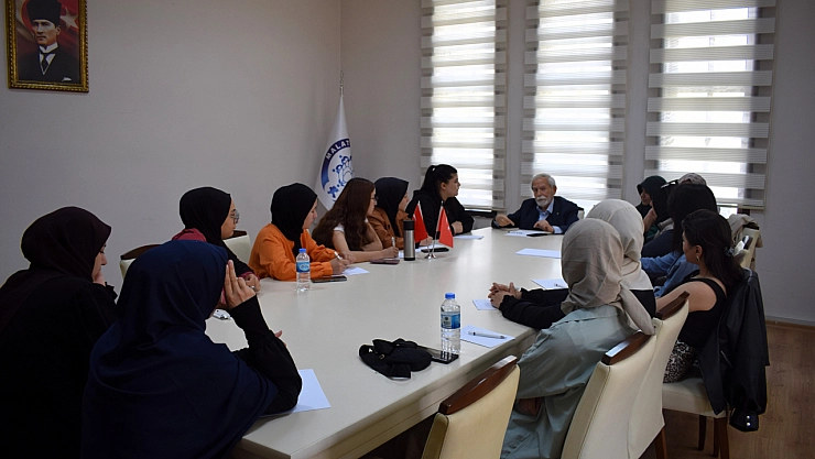 87 yaşında günde 6 saat kitap okuyan Usta Kalem gençlerle buluştu