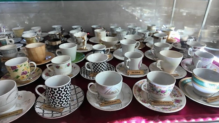 9 bine yakın kahve fincanı sergileniyor