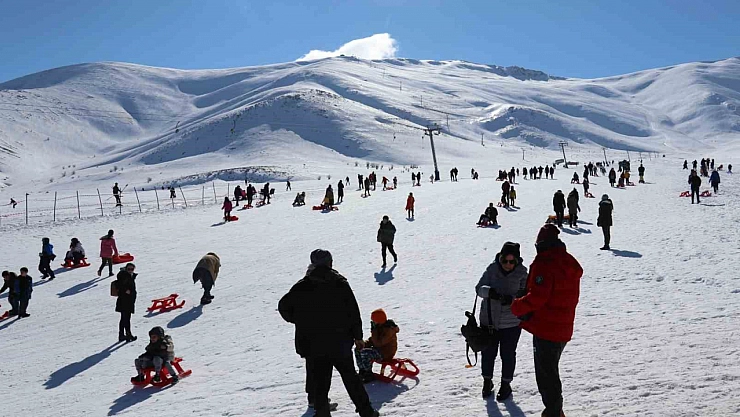 Kayakseverlerin akınına uğradı