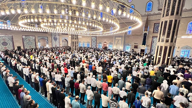 Abdülhamid Han Camii'nde binler saf tuttu