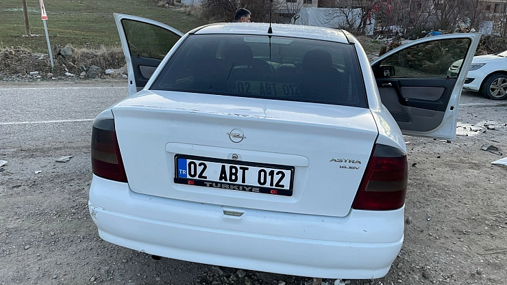 Adıyaman'da 2 otomobil çarpıştı: 4 yaralı