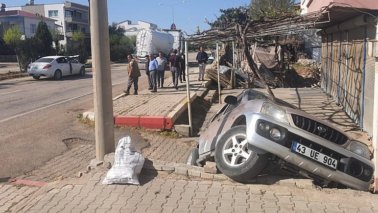 Adıyaman'da 2 otomobilin çarpışma anları kamerada