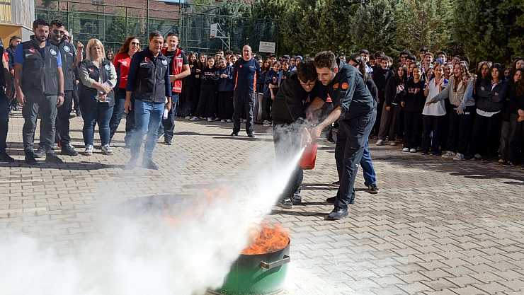 Afet Risklerinin Azaltılması Gününde öğrencilere uygulamalı eğitim