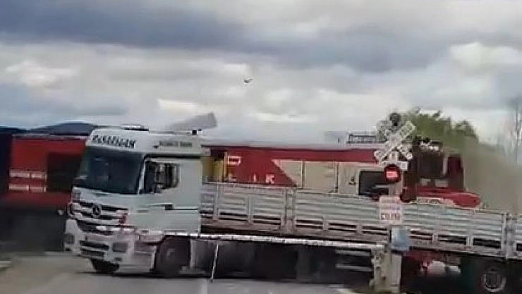 Afyonkarahisar'da tren tırla çarpıştı