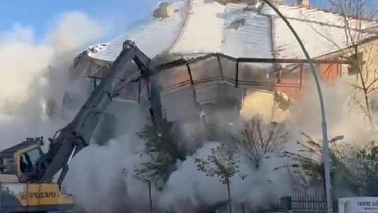 Ağır hasarlı 7 katlı bina göz açıp kapayıncaya kadar yıkıldı!