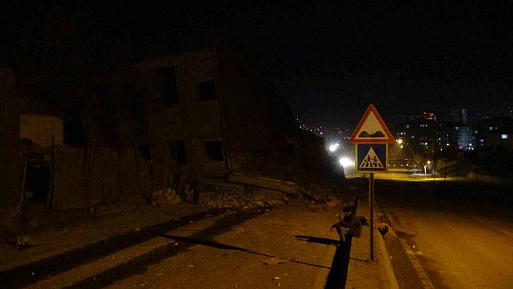 Ağır hasarlı bina yola devrildi