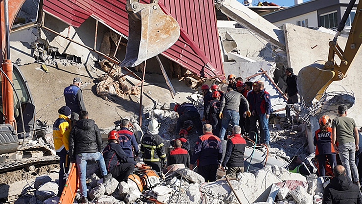 Ağır hasarlı bina yıkım sırasında iş makinesinin üzerine çöktü! Operatör enkaz altında!