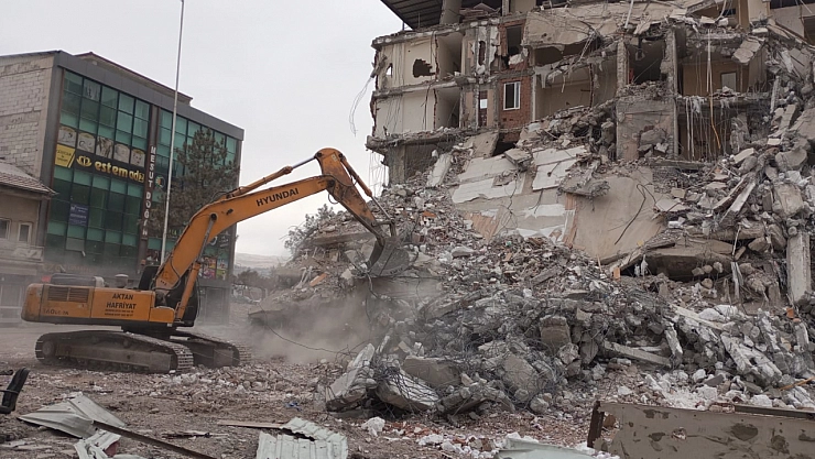 Ağır hasarlı binalar yıkılıyor