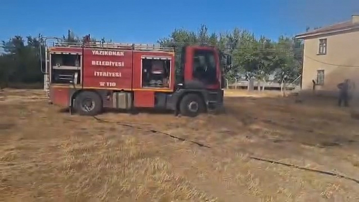 Ahırda çıkan yangın tarlaya sıçradı