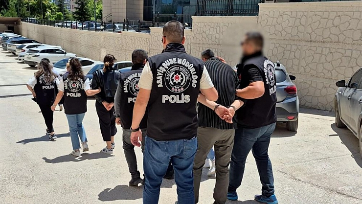 Ahlak polisi güzellik salonuna baskın düzenledi