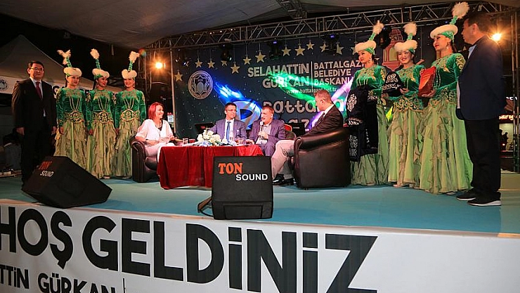 Ak Kuğu Kazak dansı