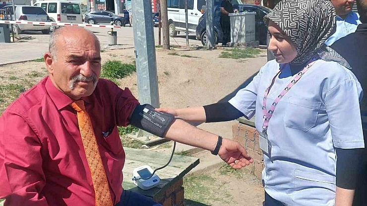 Akçadağ'da öğrenciler, halkın şeker ve tansiyonunu ölçtü