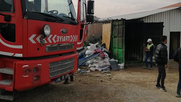 Akpınar'da depo yandı!