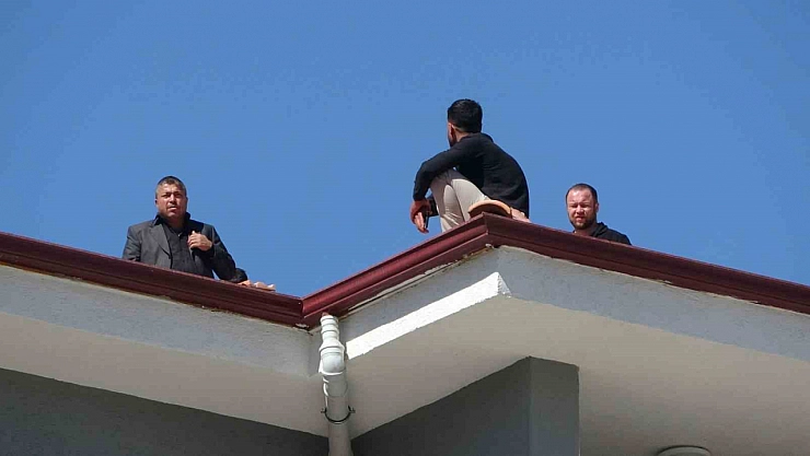 Malatya'da alacak iddiasıyla çatıya çıkan işçi, 5 saat sonra ikna edildi