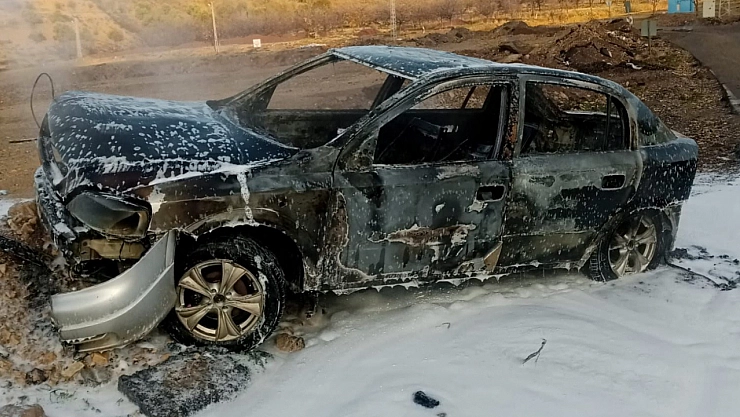 Alev alev yanan otomobil hurdaya döndü